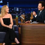 Scarlett Johansson acha que Colin Josta superará Michaela Che no Jurássico Mundial: 'Ele é de Staten Icelanda' | Vídeo