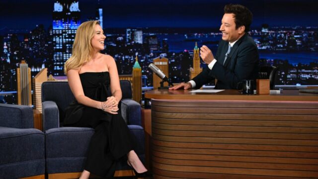 Scarlett Johansson acha que Colin Josta superará Michaela Che no Jurássico Mundial: 'Ele é de Staten Icelanda' | Vídeo

