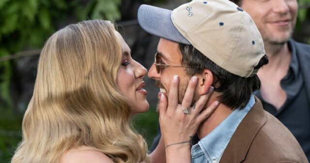 Scarlett Johansson explica para beijar Jonathan Bailey duas vezes no tapete vermelho: "Eu tenho muito amor a dar"

