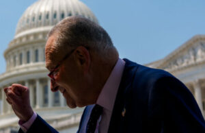 Schumer hospitalizado, tratado por causa da desidratação após sentir “luz” devido ao calor Schumer hospitalizado, tratado por causa da desidratação após sentir "luz" devido ao calor