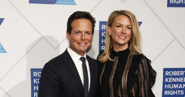 Scott Wolf e sua esposa Kelley se divorciam após 3 filhos e 2 décadas de casamento

