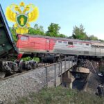 Uma ponte danificada após o acidente de um trem de carga na região do curso da Rússia, que faz fronteira com a Ucrânia, 1 de junho de 2025