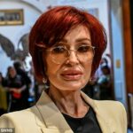 Sharon Osbourne mostrou seu beicinho muito completo quando participou da exposição de seu marido Ozzy de