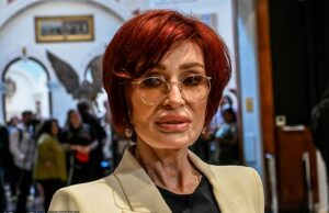 Sharon Osbourne, 72 anos, mostra seu sinal sonoro quando participa da exposição de Herói de Trabalho de Make Ozzy na Galeria de Museu e Arte de Birmingham Sharon Osbourne mostrou seu beicinho muito completo quando participou da exposição de seu marido Ozzy de