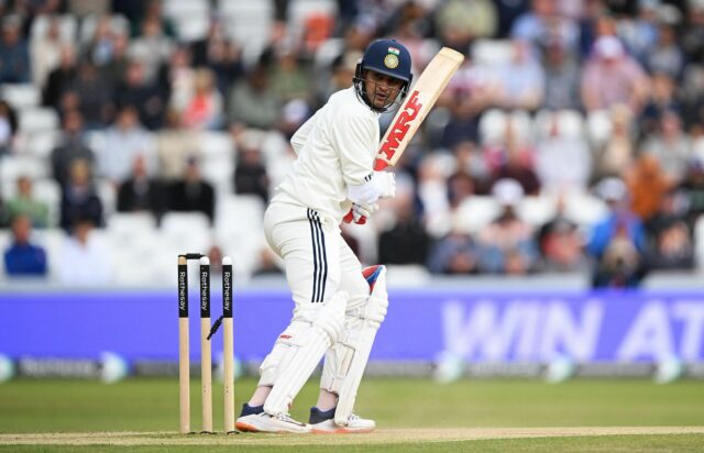 Shubman Gill, Eng vs Vs Ind 2025 por Brydon Carse no início do 4º dia do 1º teste.

