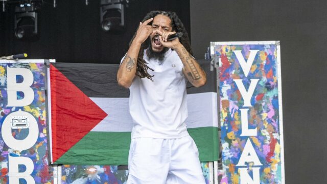 Bob Vilan se apresenta em Glastonbury
