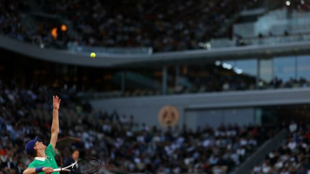 Sinner entra no Open French Open 2025 quartas de final com uma colisão de Rublev

