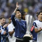 Son Heung-Min está usando o Troféu da Liga Europa na Coréia do Sul; Grupo K-pop para se apresentar em sua partida em Seul