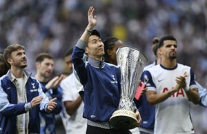 Son Heung-Min está usando o Troféu da Liga Europa na Coréia do Sul; Grupo K-pop para se apresentar em sua partida em Seul Son Heung-Min está usando o Troféu da Liga Europa na Coréia do Sul; Grupo K-pop para se apresentar em sua partida em Seul