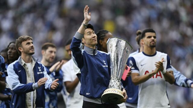 Son Heung-Min está usando o Troféu da Liga Europa na Coréia do Sul; Grupo K-pop para se apresentar em sua partida em Seul

