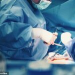 Tavi, realizado pela primeira vez no NHS 2007, é mais seguro e menos invasivo que a cirurgia convencional, mas geralmente mais cara. Por esse motivo, é reservado para pacientes mais velhos considerados horror demais para sobreviver à cirurgia cardíaca aberta