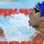Srihari Nataraj assiste o melhor tempo indiano de 200m freestyle na natação nacional em Cingapura