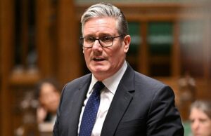 Starmer Caves para rebeldes sobre benefícios: Sir Keir é forçado a uma ascensão humilhante pelo Exército de Bem -Estar do Trabalho Keir Starmer foi forçado hoje à noite a uma escalada humilhante do exército do trabalho de bem -estar do trabalho