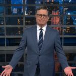 Stephen Colbert Ruga-alvo Evitar Trump 'TINTED' REJOME MERCH COMO 'COVAVCORE' | Vídeo