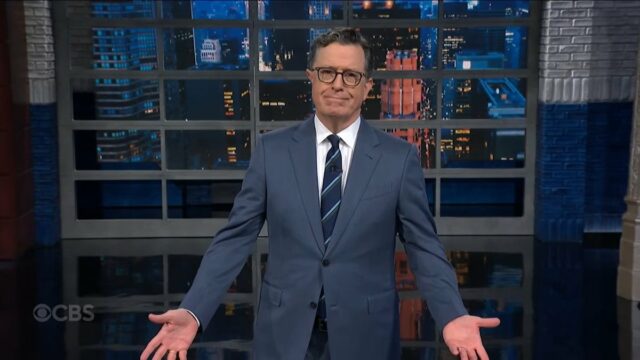 Stephen Colbert Ruga-alvo Evitar Trump 'TINTED' REJOME MERCH COMO 'COVAVCORE' | Vídeo 

