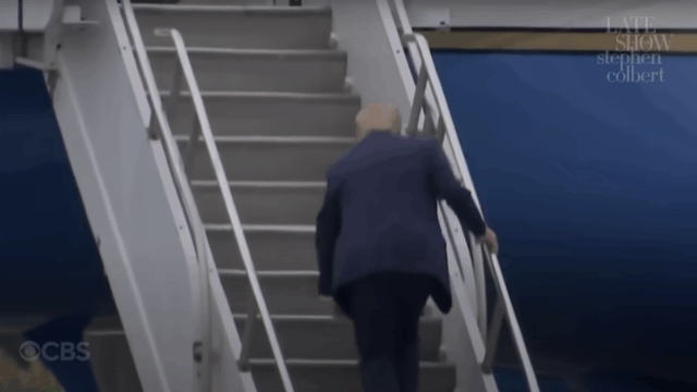 Um homem tropeça enquanto ele caminha pelas escadas de um avião.