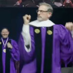 Steve Carell sai em dança durante o discurso de início