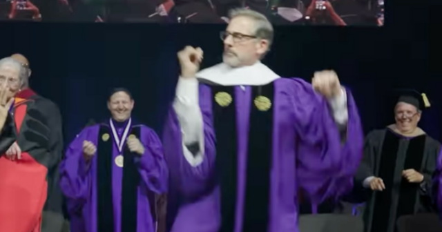 Steve Carell sai em dança durante o discurso de início

