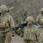 Os soldados britânicos voltam para seus veículos no final de um exercício em 17 de fevereiro de 2025 em Smardan, Romênia