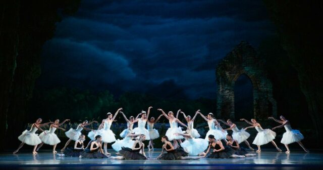 Swans, Gupta e Ballet no estágio improvisado: The Southern California Dance Soberbloom

