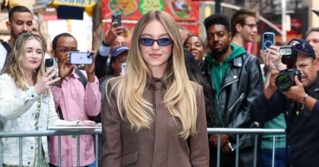 Sydney Sweeney usa três looks virados na cabeça em um dia