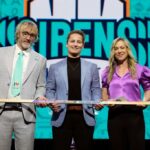 Kristyna Kaltokova, Centrum, com Vlasi, tcheco, posa para uma foto depois que Nova York Syrena escolheu o atacante durante a primeira rodada do Draft da PWHL em Ottawa, Ontário, terça -feira, 24 de junho de 2025.
