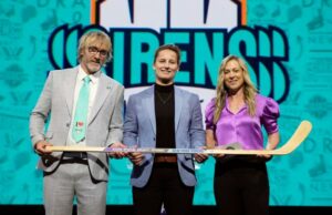 Syrens fortalece Krystyna Kaltokova, Casey O’Brien escolhe um rascunho na PWHL Kristyna Kaltokova, Centrum, com Vlasi, tcheco, posa para uma foto depois que Nova York Syrena escolheu o atacante durante a primeira rodada do Draft da PWHL em Ottawa, Ontário, terça -feira, 24 de junho de 2025.