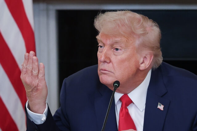 Taxa de Trump como brigas da Casa Branca para cumprir o mandato do DiEals

