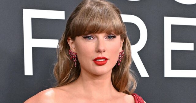 Taylor Swift adora esse estilo de salto confortável, e esses 13 pares acertam sua aparência

