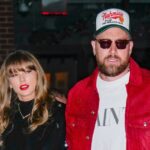 Taylor Swift e Travis Kelce compartilham um beijo enquanto estreia no tapete vermelho