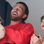 Travis Kelce e Taylor Swift no Edmonton Oilers e no Florida Panthers Game of the Stanley 2025 Cup final na Amrant Bank Arena em 12 de junho de 2025 em Sunrise, Flórida.