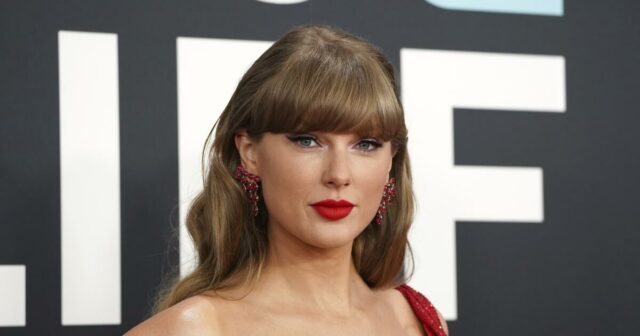 Taylor Swift leva o centro de atendimento com 'Shake It Off' em um evento de asa fechada

