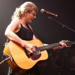 Taylor Swift se junta a Kane Brown com uma performance surpresa na final da Universidade