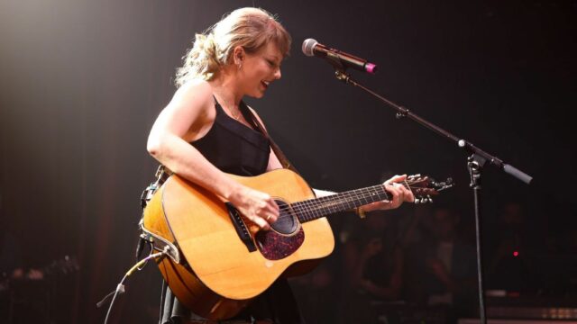 Taylor Swift se junta a Kane Brown com uma performance surpresa na final da Universidade

