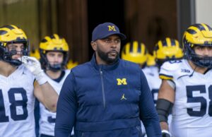 “Terrible Choice” “Michigan Cookin”: fãs da CFB Four -Security Andre Clarke Jr. March Madness Logo