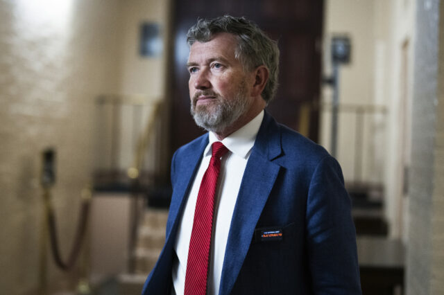 Thomas Massie Joma, ele gostaria de cessar com Trump depois do Irã Rift

