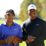 Tiger Woods ordena um ás ás ao lado