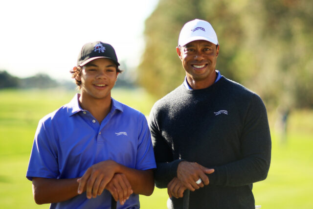 Tiger Woods ordena um ás ás ao lado

