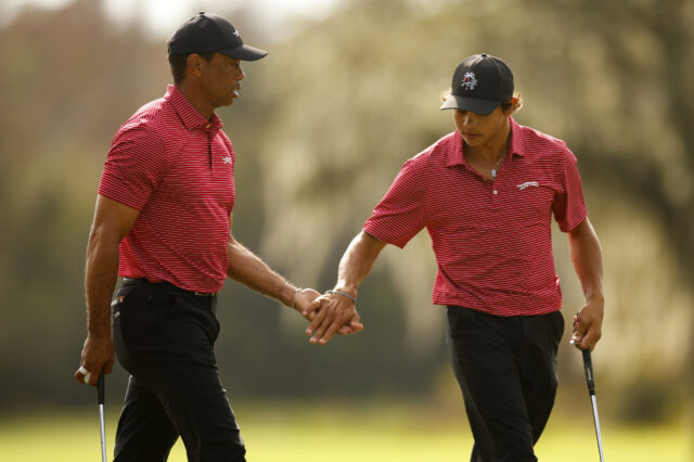 Tiger Woods parece bom como o filho Charlie Kills in Nicklaus Jr Evento

