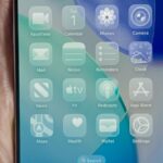 Tela de travamento do iPhone 16 com papel de parede com um cachorro