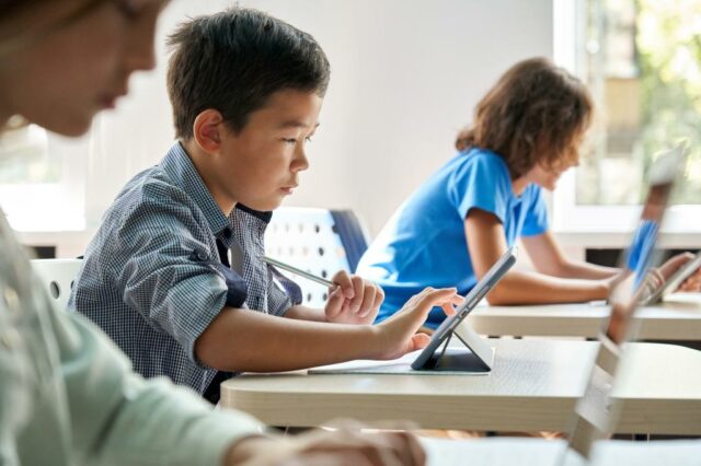 Todos nós temos que fazer mais para proteger as crianças do abuso de inteligência artificial nas escolas

