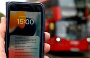 Todos os telefones para explodir “alarmes de emergência” no teste do sistema quando o governo alerta a Grã -Bretanha a se preparar para a guerra Todos os telefones do país apagarão um sinal de alarme ainda este ano, quando o governo estiver testando o sistema de alerta de emergência