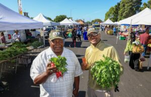 Tom Cloman continua sendo uma constante no crescente mercado de fazendeiros de Richmond Tom Cloman continua sendo uma constante no crescente mercado de fazendeiros de Richmond