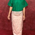 Katie Holmes DailyMail.com Lista mais vestida de 2025 Tony Awards quando ela bateu no tapete em uma blusa verde quadrada e uma saia rosa problemática, aparentemente canalizando o filme Wicked