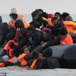 Os migrantes partem da praia em Gravelines, norte da França, no sábado, em um dia testemunhou o maior número de compartimentos de canal em Dover por mais de dois anos e meio