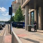 As bandas policiais permanecem no lugar, pois a força está investigando depois de ser chamada para a Great Ancoat Street em Manchester por volta das 7 horas hoje, depois que relatos de um corpo foram encontrados