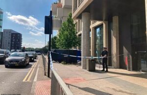 Tragédia quando a mulher morre depois de “cair do prédio de alta elevação” no centro – quando a polícia inicia a investigação As bandas policiais permanecem no lugar, pois a força está investigando depois de ser chamada para a Great Ancoat Street em Manchester por volta das 7 horas hoje, depois que relatos de um corpo foram encontrados