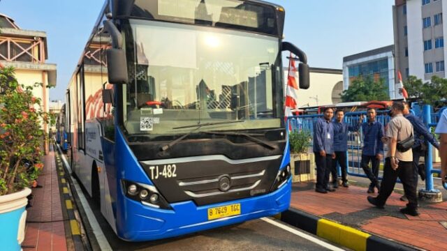 Transjabodetabek Bogor-blok M transfira o ponto de partida e a parada final para Botani Square

