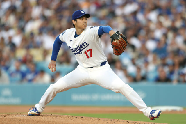 Três faixas da parte de trás de Shoei Ohtani na montanha

