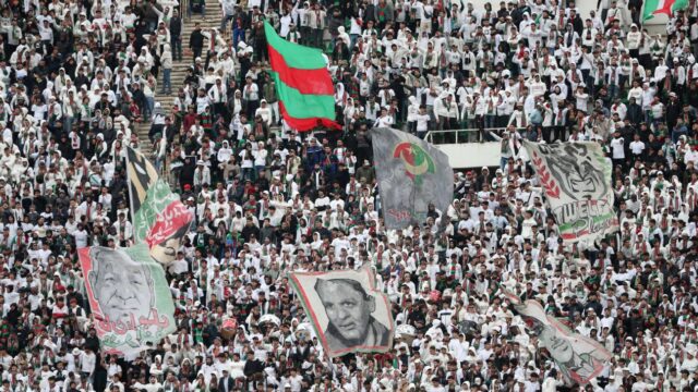 Três mortos, 70 feridos no estádio do outono

